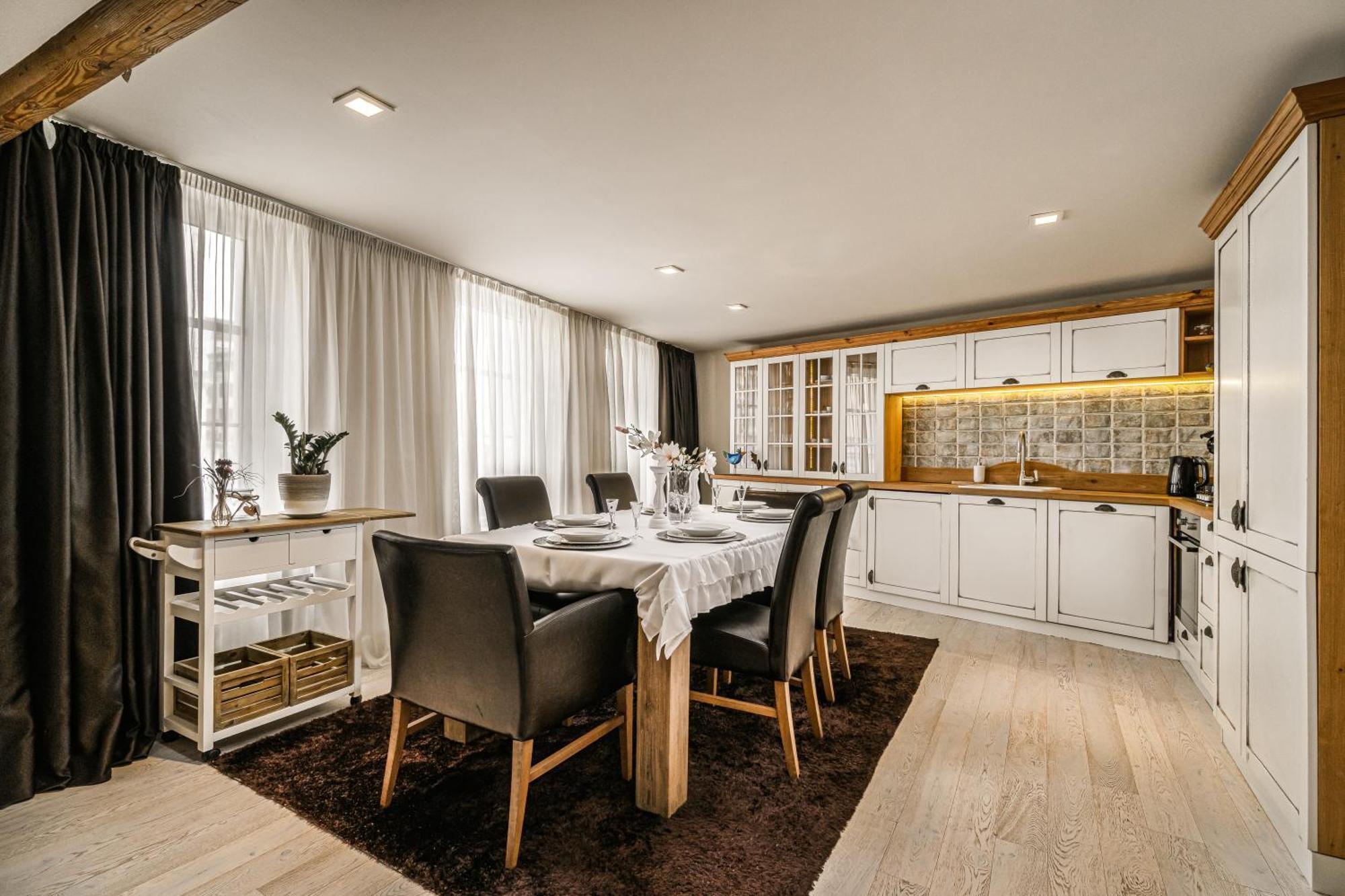 Luxurious And Royal Apartment In The Old Town Bratislava Exterior photo